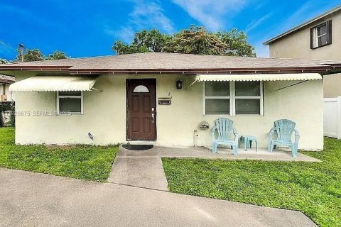 House in Dania Beach, Florida 2 bedrooms, 95.04 sq.m. № 1986553 - photo 1