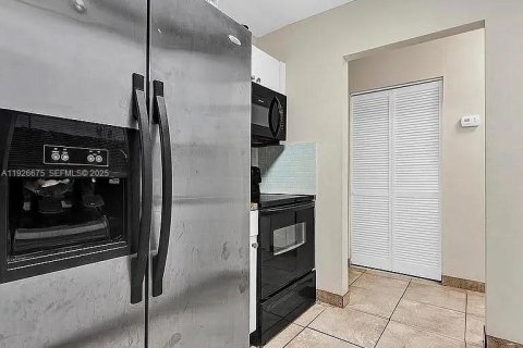 House in Dania Beach, Florida 2 bedrooms, 95.04 sq.m. № 1986553 - photo 3