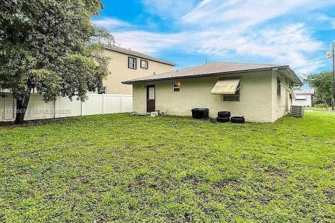 House in Dania Beach, Florida 2 bedrooms, 95.04 sq.m. № 1986553 - photo 7