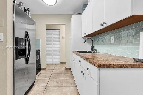 House in Dania Beach, Florida 2 bedrooms, 95.04 sq.m. № 1986553 - photo 4