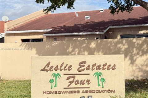 House in Miami Gardens, Florida 3 bedrooms, 92.81 sq.m. № 1955963 - photo 2