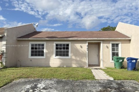 House in Miami Gardens, Florida 3 bedrooms, 92.81 sq.m. № 1955963 - photo 1