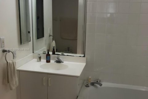 Condo in Doral, Florida, 2 bedrooms  № 2041502 - photo 6