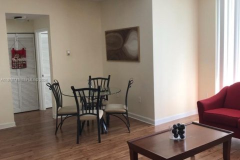 Condo in Doral, Florida, 2 bedrooms  № 2041502 - photo 4
