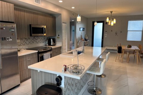 Квартира в Дорал, Флорида 3 спальни, 114.83м2 № 2007553