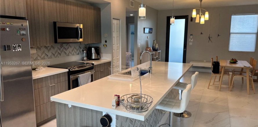 Квартира в Дорал, Флорида 3 спальни, 114.83м2 № 2007553