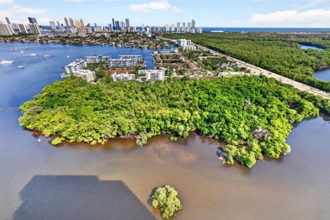 Copropriété à vendre à North Miami Beach, Floride: 2 chambres, 104.33 m2 № 2382952 - photo 12