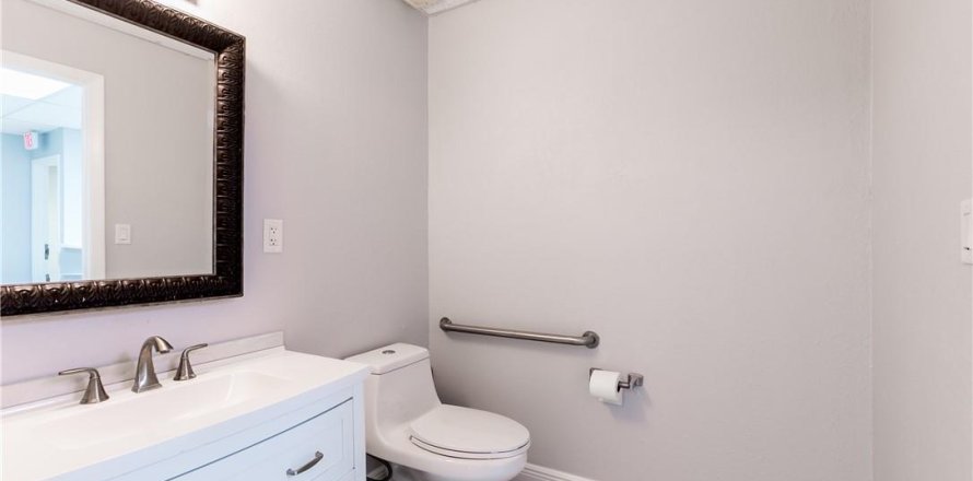 Commercial property in Coral Springs, Florida № 1047715