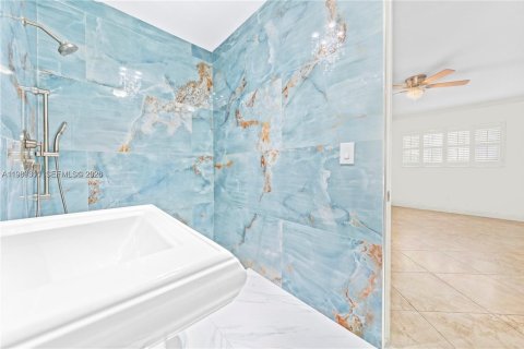 Casa en venta en Miami, Florida, 4 dormitorios, 168.06 m2 № 2053216 - foto 11