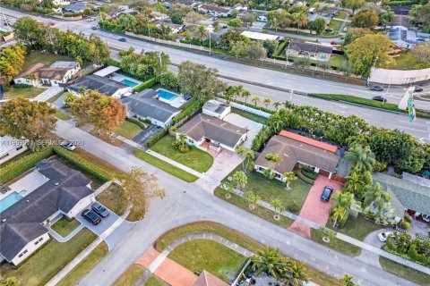 Casa en venta en Miami, Florida, 4 dormitorios, 168.06 m2 № 2053216 - foto 25