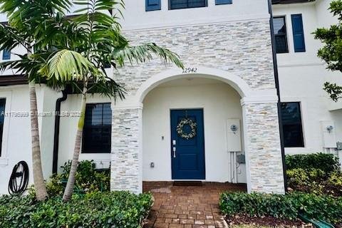 Townhouse in Homestead, Florida 3 bedrooms, 129.41 sq.m. № 1674875 - photo 1