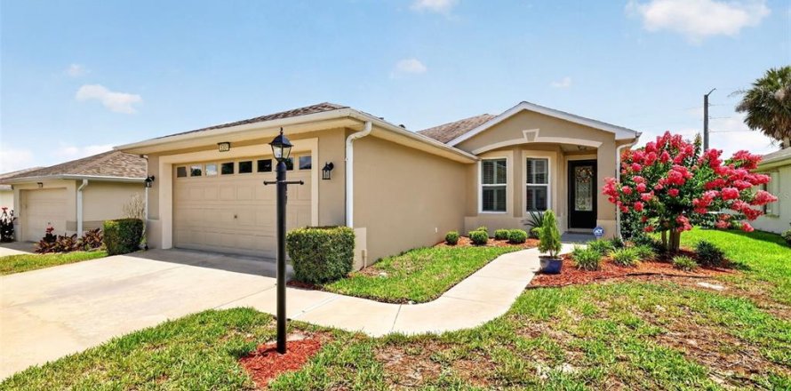 House in Leesburg, Florida 3 bedrooms, 152.45 sq.m. № 2215871