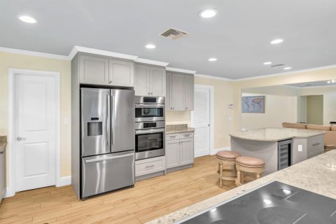 House in Vero Beach, Florida 3 bedrooms, 283.26 sq.m. № 2146921 - photo 12