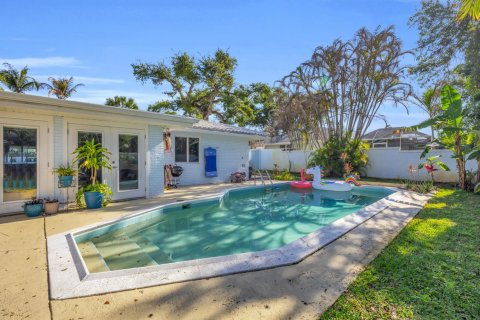 House in Vero Beach, Florida 3 bedrooms, 283.26 sq.m. № 2146921 - photo 30