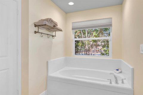 House in Vero Beach, Florida 3 bedrooms, 283.26 sq.m. № 2146921 - photo 19