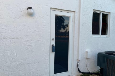 Villa ou maison à vendre à Plantation, Floride: 2 chambres, 120.31 m2 № 1975279 - photo 15