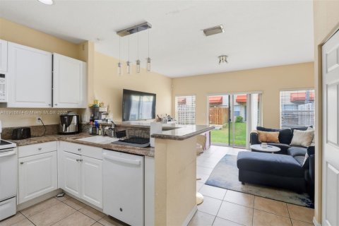 Touwnhouse à vendre à Lauderdale Lakes, Floride: 3 chambres, 146.23 m2 № 1972397 - photo 4