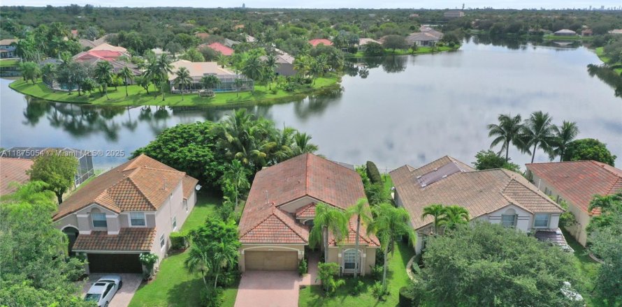 Дом в Пемброк-Пайнс, Флорида 6 комнат, 174.84м2 № 1926313