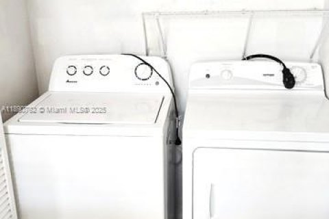 Townhouse in Doral, Florida 2 bedrooms, 110.55 sq.m. № 1944901 - photo 5