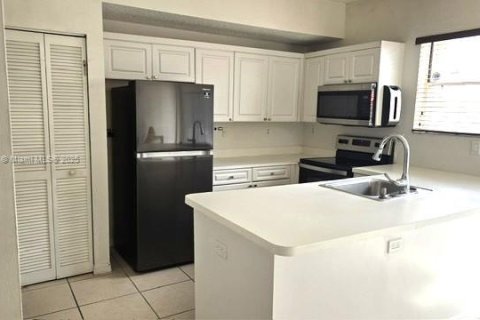 Townhouse in Doral, Florida 2 bedrooms, 110.55 sq.m. № 1944901 - photo 2