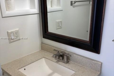 Townhouse in Doral, Florida 2 bedrooms, 110.55 sq.m. № 1944901 - photo 11