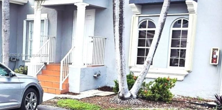Townhouse in Doral, Florida 2 bedrooms, 110.55 sq.m. № 1944901