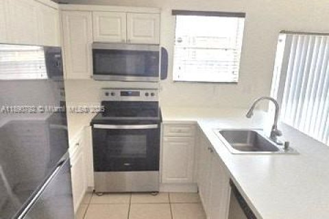 Townhouse in Doral, Florida 2 bedrooms, 110.55 sq.m. № 1944901 - photo 4