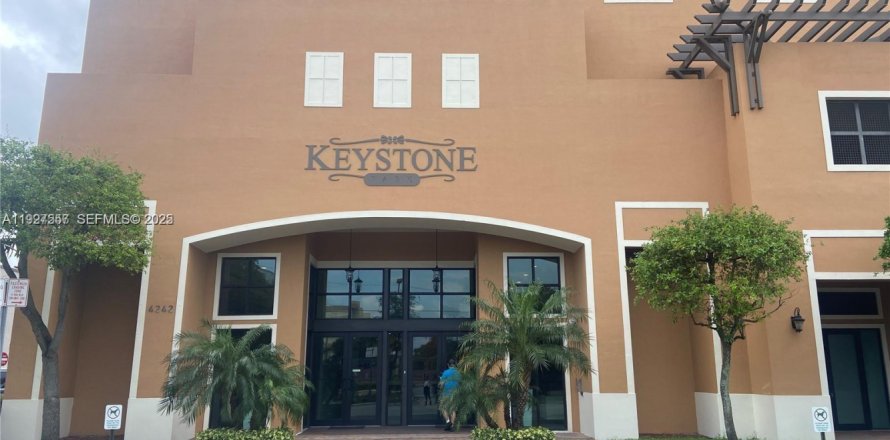 Кондоминиум с 2 спальнями в Майами, Флорида № 1987899