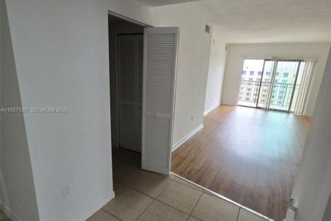 Снять в аренду кондоминиум в Майами, Флорида 2 спальни, 93.37м2, № 1987899 - фото 8