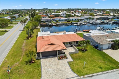 House in New Port Richey, Florida 4 bedrooms, 205.13 sq.m. № 2227834 - photo 7