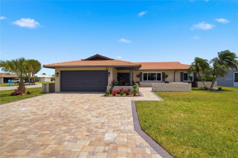 House in New Port Richey, Florida 4 bedrooms, 205.13 sq.m. № 2227834 - photo 2