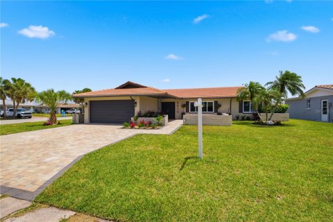 House in New Port Richey, Florida 4 bedrooms, 205.13 sq.m. № 2227834 - photo 5