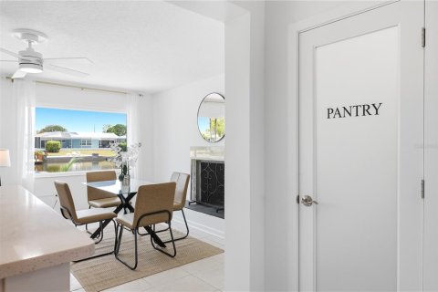 House in New Port Richey, Florida 4 bedrooms, 205.13 sq.m. № 2227834 - photo 24