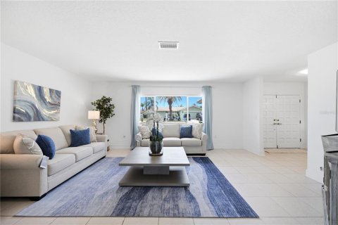 House in New Port Richey, Florida 4 bedrooms, 205.13 sq.m. № 2227834 - photo 18