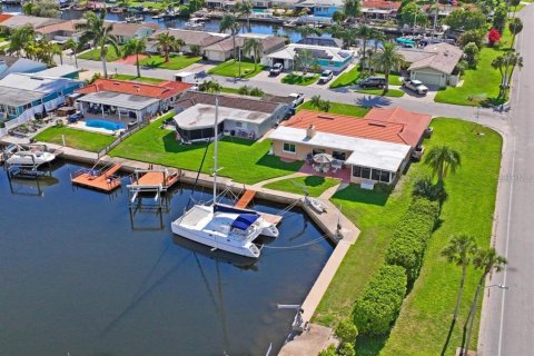 House in New Port Richey, Florida 4 bedrooms, 205.13 sq.m. № 2227834 - photo 9