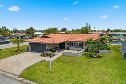 House in New Port Richey, Florida 4 bedrooms, 205.13 sq.m. № 2227834 - photo 6