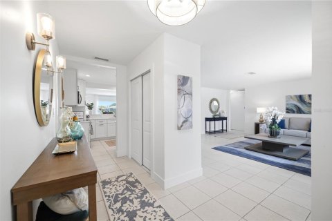 House in New Port Richey, Florida 4 bedrooms, 205.13 sq.m. № 2227834 - photo 13