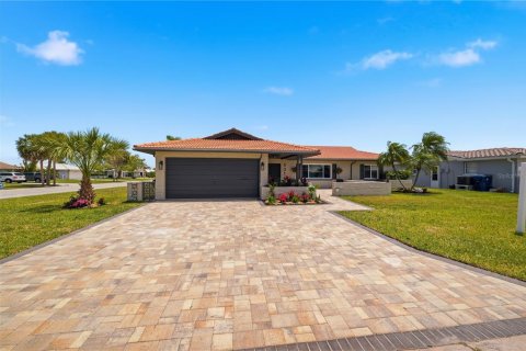 House in New Port Richey, Florida 4 bedrooms, 205.13 sq.m. № 2227834 - photo 3