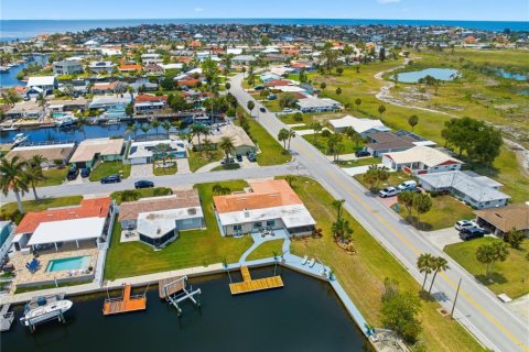 House in New Port Richey, Florida 4 bedrooms, 205.13 sq.m. № 2227834 - photo 8