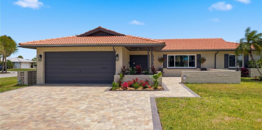House in New Port Richey, Florida 4 bedrooms, 205.13 sq.m. № 2227834