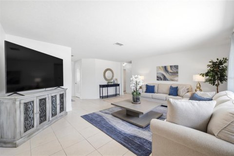 House in New Port Richey, Florida 4 bedrooms, 205.13 sq.m. № 2227834 - photo 15