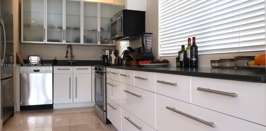 Condominio en Miami Beach, Florida, 1 dormitorio  № 2047120