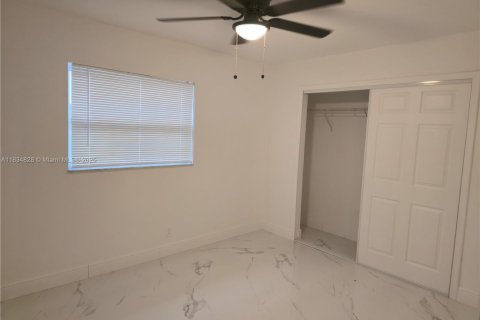 House in Lauderhill, Florida 4 bedrooms, 209.59 sq.m. № 2060036 - photo 22