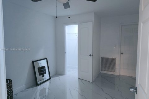 House in Lauderhill, Florida 4 bedrooms, 209.59 sq.m. № 2060036 - photo 14