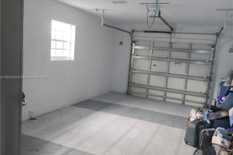 House in Lauderhill, Florida 4 bedrooms, 209.59 sq.m. № 2060036 - photo 26