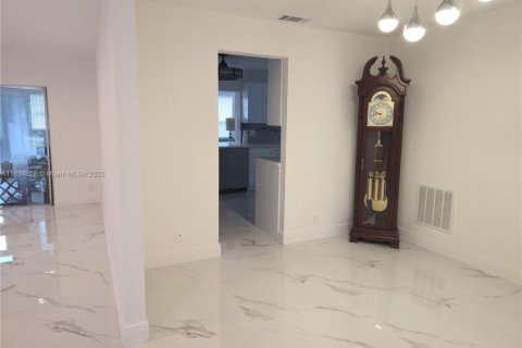 House in Lauderhill, Florida 4 bedrooms, 209.59 sq.m. № 2060036 - photo 6