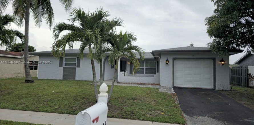 House in Lauderhill, Florida 4 bedrooms, 209.59 sq.m. № 2060036