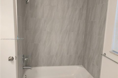 House in Lauderhill, Florida 4 bedrooms, 209.59 sq.m. № 2060036 - photo 25