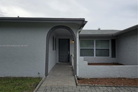 House in Lauderhill, Florida 4 bedrooms, 209.59 sq.m. № 2060036 - photo 3