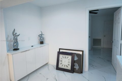 House in Lauderhill, Florida 4 bedrooms, 209.59 sq.m. № 2060036 - photo 13